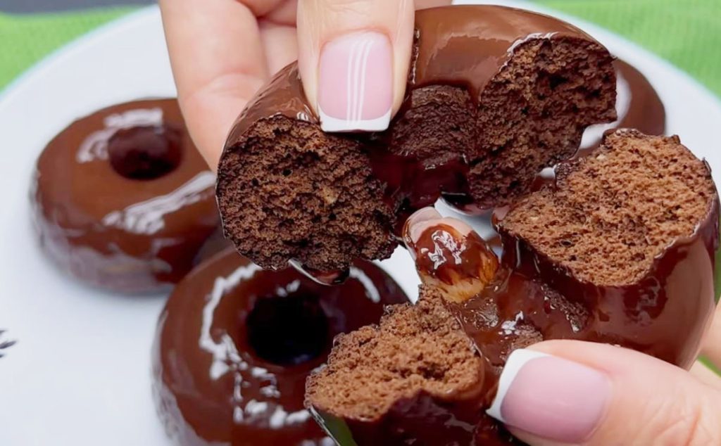 Non avevo tempo per fare una torta, ma in 10 minuti ho preparato queste ciambelle al cioccolato | Solo 170 Kcal!