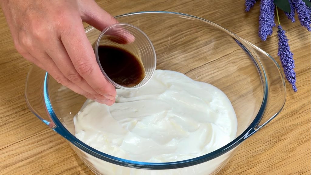 Verso il caffè nello yogurt: in pochi minuti preparo 3 dessert al cucchiaio di 130 calorie favolosi!