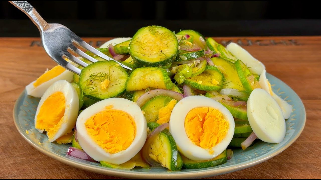 Insalata di cetrioli, zucchine, zenzero e uova