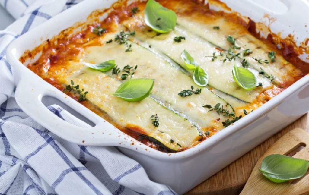 Parmigiana di zucchine per cena, inforno tutto a crudo: è buonissima anche così | Solo 300 Kcal!