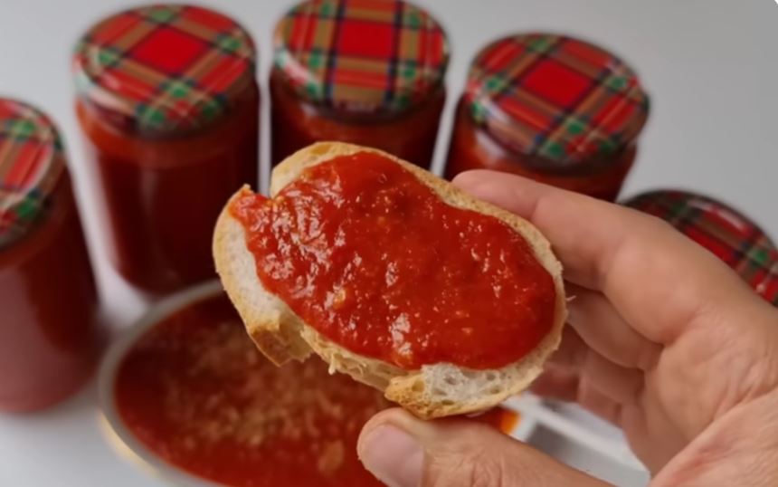 Salsa di pomodori e peperoni, la faccio una volta e la conservo in barattolo per tutto l’inverno!