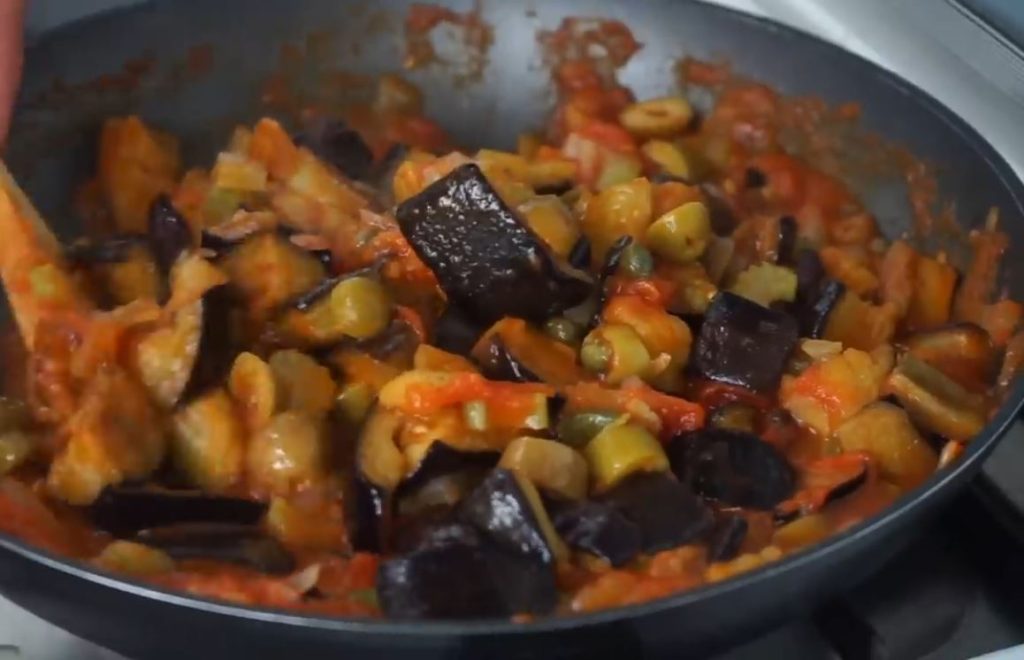 Caponata di melanzane siciliana, ne mangio un piatto intero ogni volta che la faccio: è saporitissima | Solo 240 Kcal!