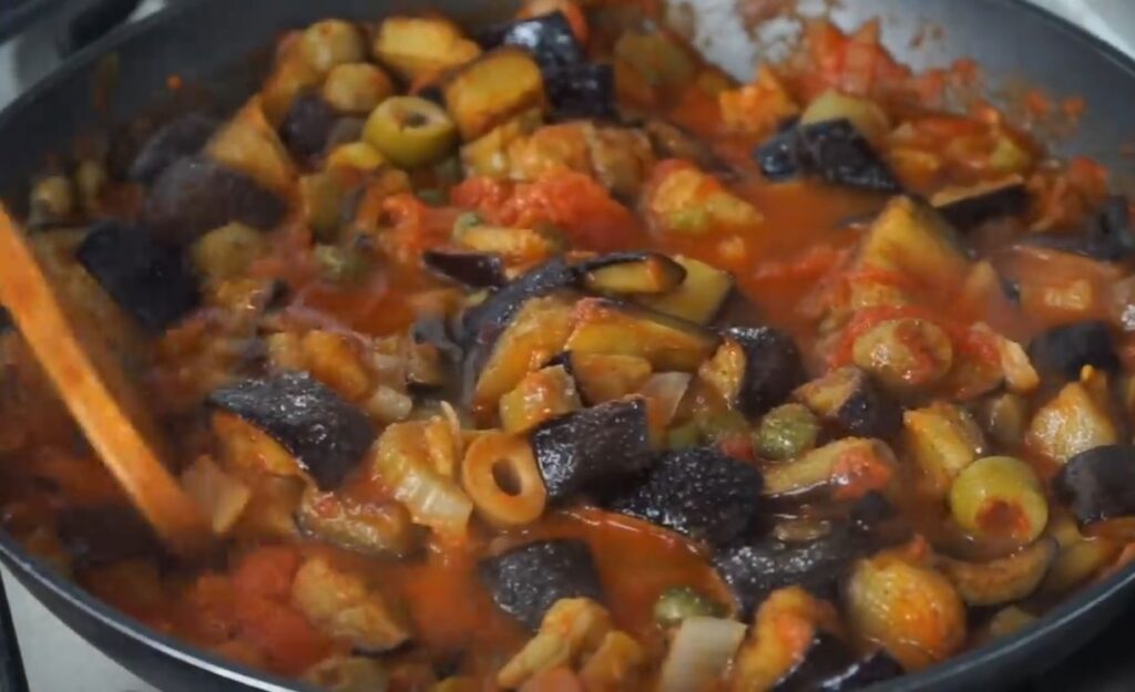 Caponata di melanzane siciliana, ne mangio un piatto intero ogni volta che la faccio: è saporitissima | Solo 240 Kcal!