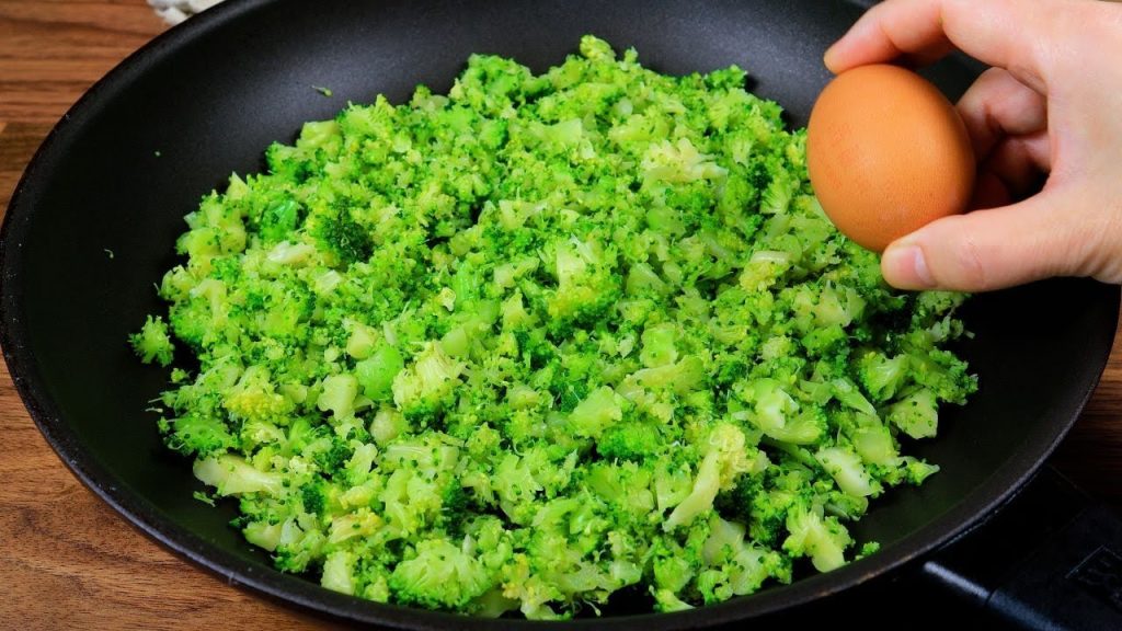 Guarda un po’ cosa ci preparo con broccoli e uova, la cena veloce e sana di 460 calorie!