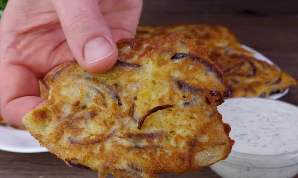 Le hanno mangiate una dopo l’altra a tavola, queste frittelle di cipolla sono una vera bomba | 80 Kcal!