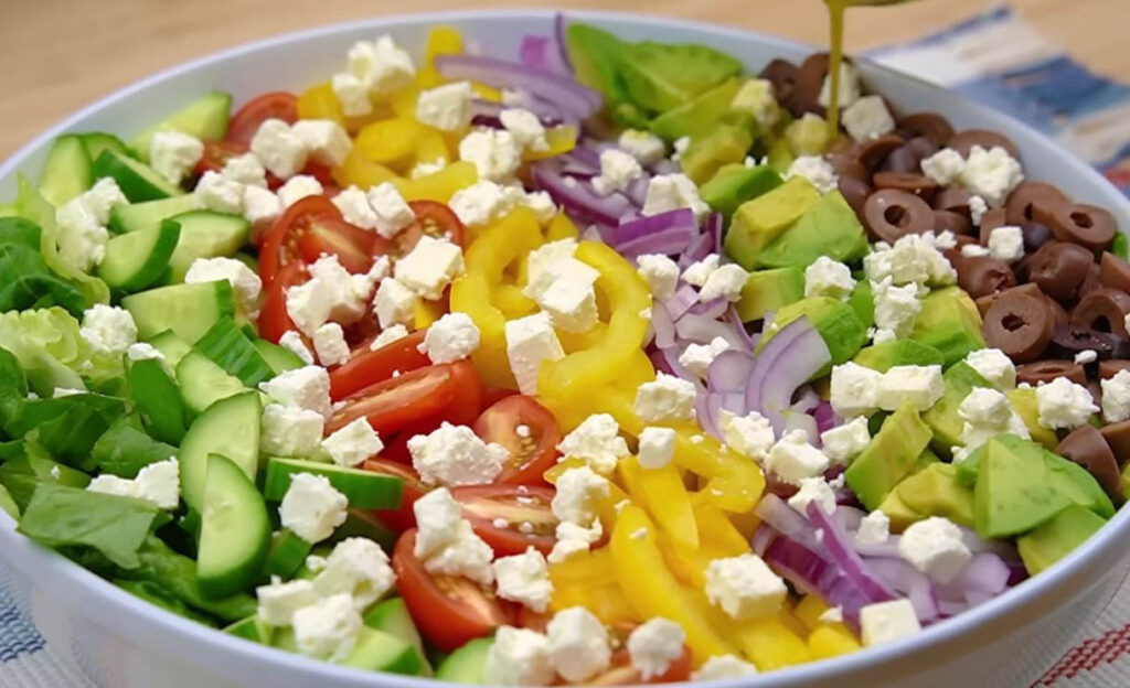 L’insalata greca della salute, la mangio di sera quando voglio andare a letto leggera | Solo 290 Kcal!