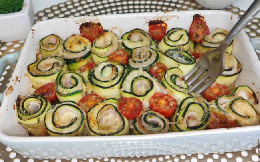 In 15 minuti preparo le zucchine e inforno, la cena ideale quando non ho voglia di stare troppo tempo ai fornelli | Solo 65 Kcal!