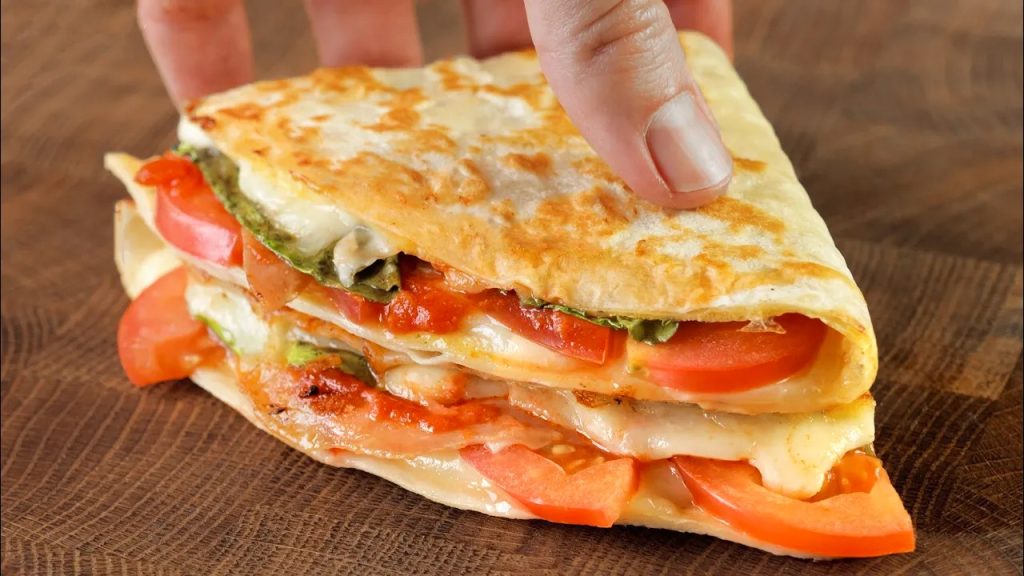 Per una cena saporita e gustosa, ieri ho portato in tavola queste piadine salate: ho preparato io l’impasto | Solo 290 Kcal!