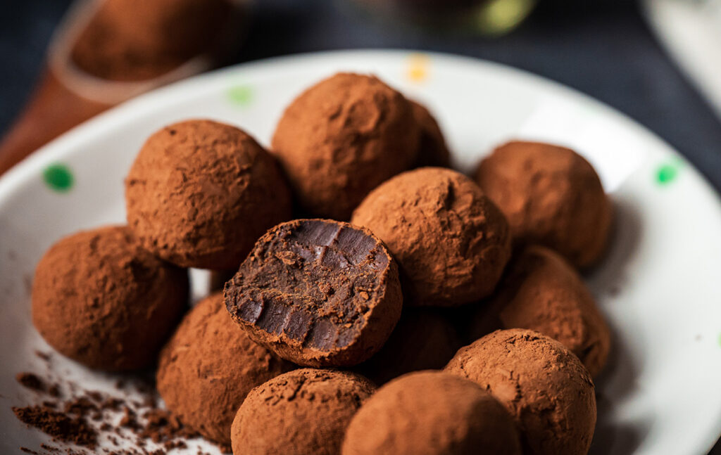 Quando ho voglia di stuzzicare qualcosa di dolce, mangio questi tartufini al caffè e cacao: sono ottimi!