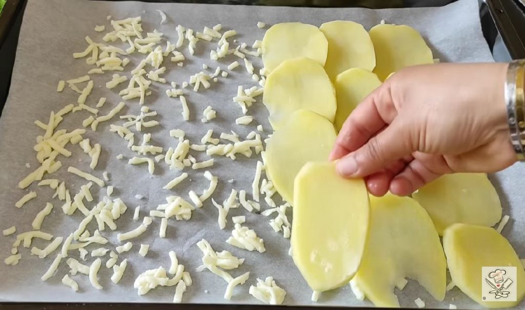 Con 4 patate tagliate a rondelle guarda cosa ci preparo per cena: è andato a ruba | Solo 280 Kcal!