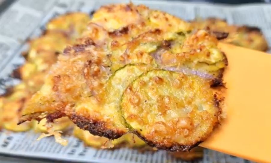 Zucchine, fatte così sono saporite ma anche croccanti (e non friggo nulla): le mangerei ogni giorno | Solo 215 Kcal!