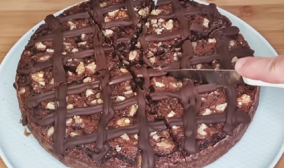 Ormai è da tempo che non metto più farina nelle torte, in questa ricetta ci sono i fiocchi di avena, banane e cacao | Solo 190 Kcal!