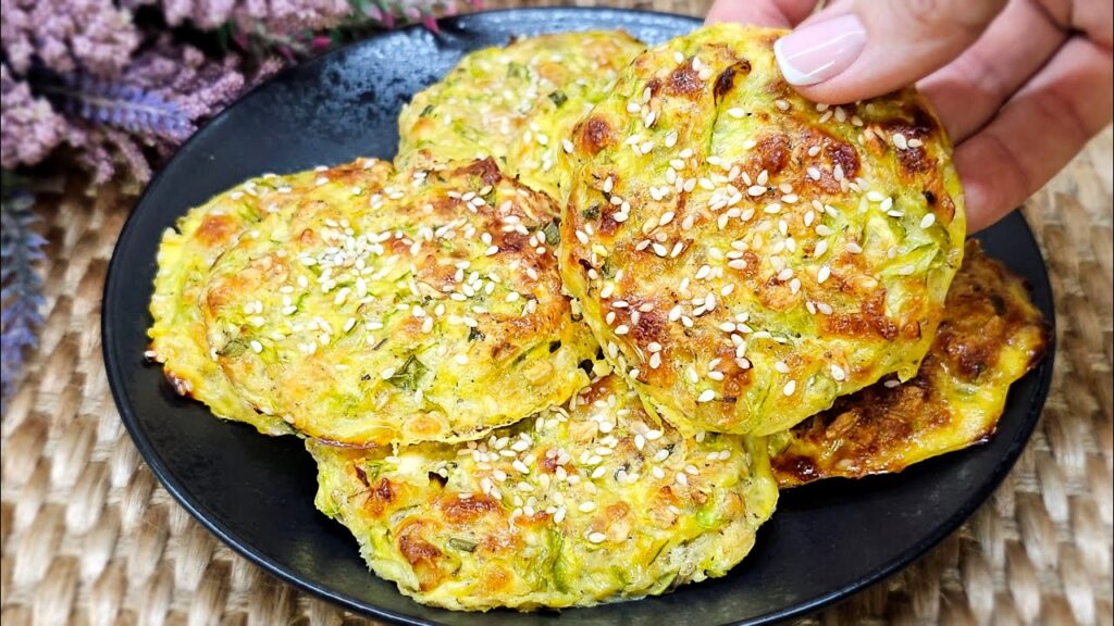 Non metto un goccio di olio, nessuno sa mai dire di “no” a queste frittelle di zucchine | Solo 80 Kcal!