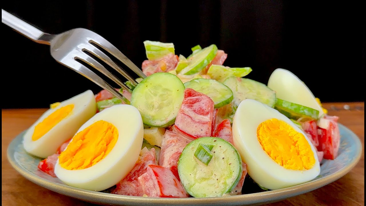 insalata di lattuga, pomodori, cetrioli e uova sode