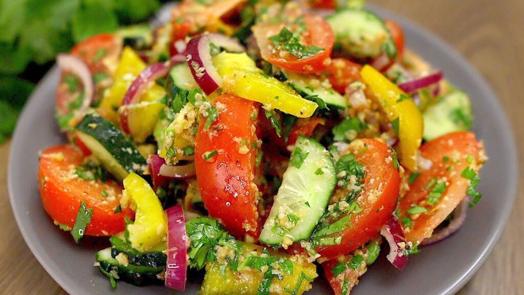 Ieri sera volevo andare a letto leggera e senza appesantirmi, così ho mangiato questa insalata gustosissima | Solo 490 Kcal!