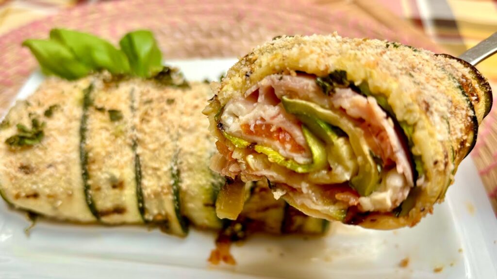 Cena leggera e bilanciata, questo rotolo di zucchine ripieno apporta appena 190 calorie: è gustosissimo!