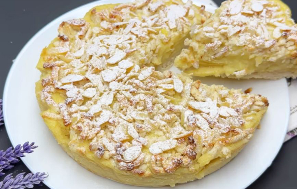 La crema di mele all’interno di questa torta è favolosa: una fetta apporta solo 126 calorie, ma è golosissima!