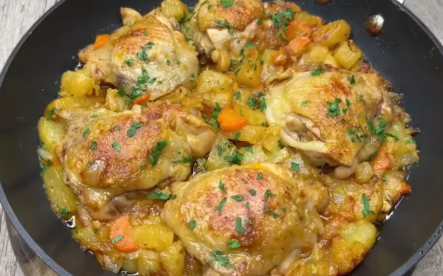 Hanno tutti fatto la scarpetta a tavola, le cosce di pollo fatte con patate e carote e insaporite in questa salsa hanno fatto colpo su tutti!