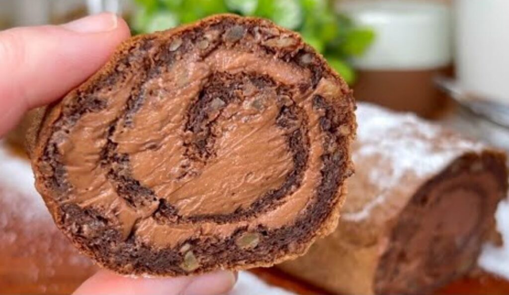 Impazzisco per questo rotolo al cioccolato, lo mangerei tutto in una volta anche se non posso | Solo 185 Kcal!