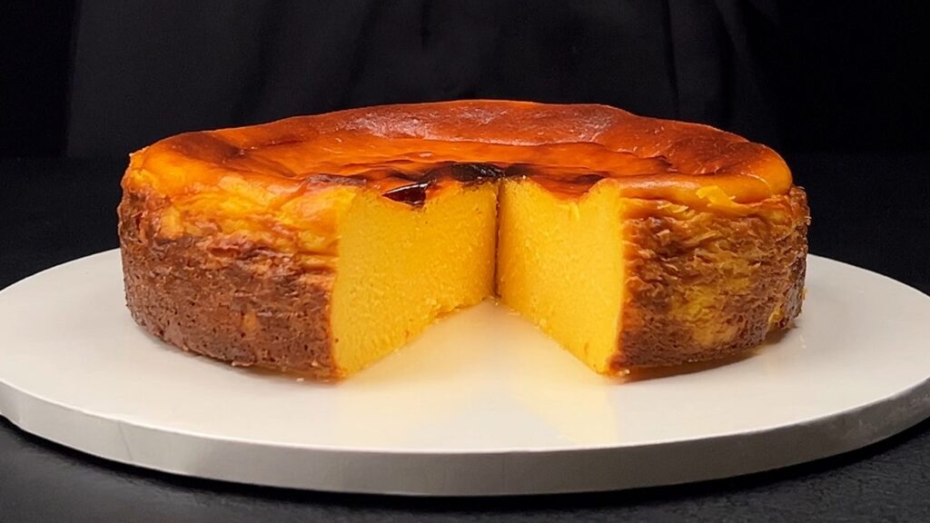 Oggi vi porto in Spagna e vi faccio gustare questa cheesecake basca, la torta bruciata tanto famosa: è deliziosa!