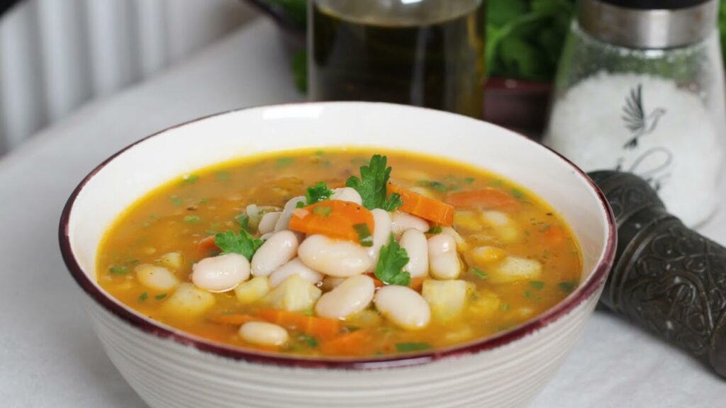 Zuppa di fagioli greca, la ricetta salutare che mangio quando sento i primi acciacchi: è piena di buoni nutrienti!