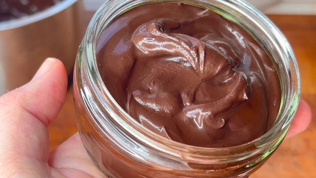 La mia nutrizionista mi ha detto che posso gustarmi anche 100 grammi di questa crema al cioccolato: non ci sono grassi, ma ha tante proteine!